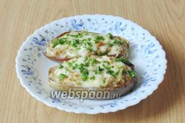 Белые баклажаны, фаршированные курицей и грибами, готовы.