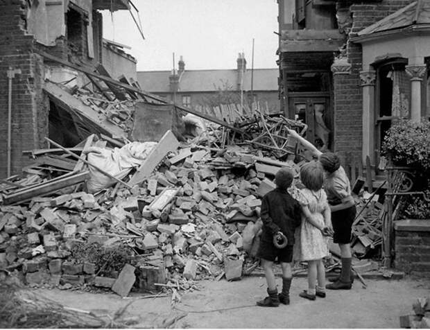3. Бездомные дети в Лондоне после бомбежки немецкими силами 1940 г. Мальчик показывает, где раньше была его спальня. дети, иллюстрация