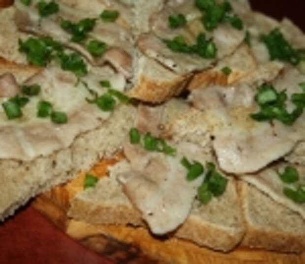 Бутерброды с беконом и зеленым луком на мангале