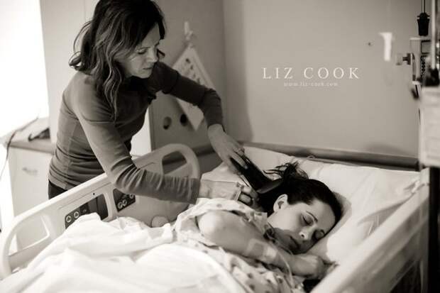 mothers-help-daughters-give-birth-photography-17