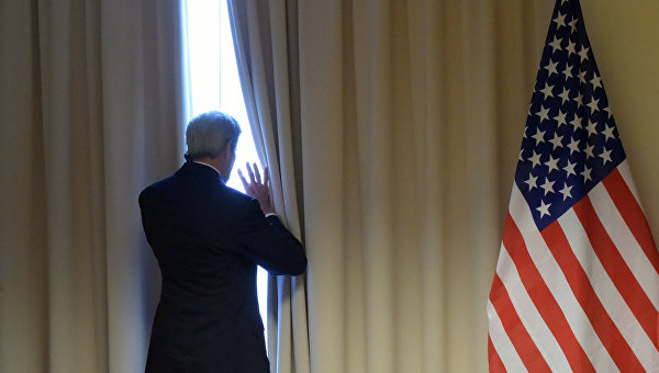 Государственный секретарь США Джон Керри перед встречей с министром иностранных дел РФ Сергеем Лавровым в Цюрихе. Архивное фото Государственный секретарь США Джон Керри перед встречей с министром иностранных дел РФ Сергеем Лавровым в Цюрихе. Архивное фото
