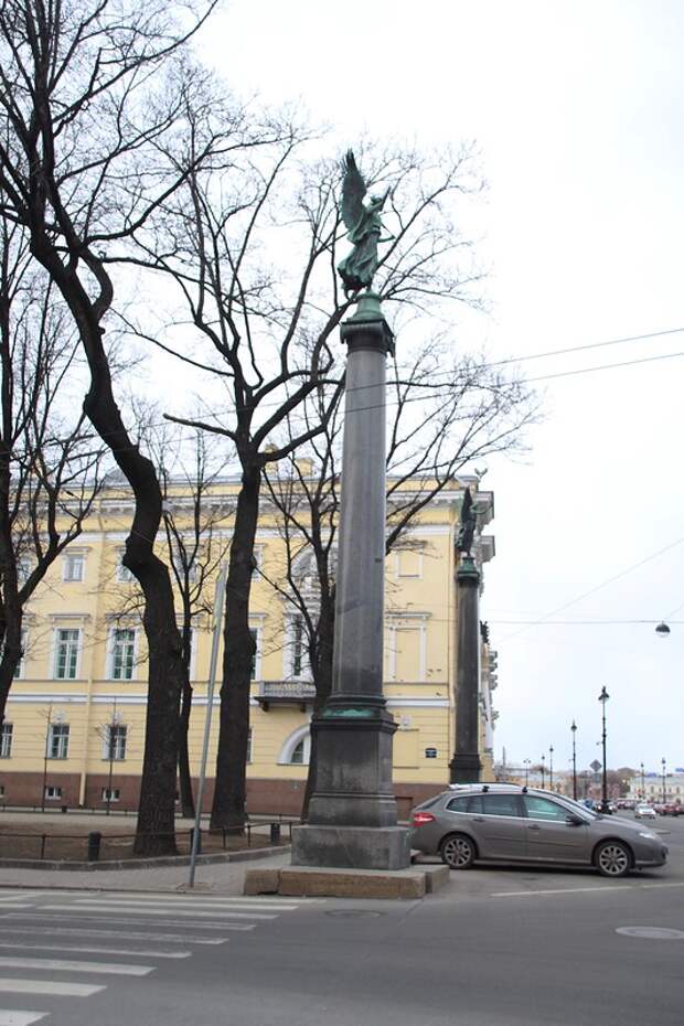 Слава спб. Колонны славы на Конногвардейском бульваре. Конногвардейский бульвар Стеллы. Конногвардейский бульвар Ника. Колонны славы Конногвардейский бульвар Санкт-Петербург.