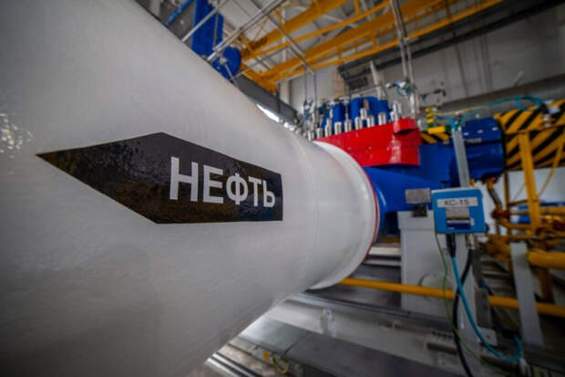 ЕС снижает потолок цен на нефть из России