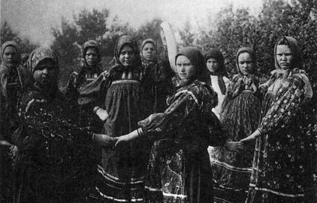 Девочки-подростки на этой фотографии многим кажутся сейчас взрослыми, молодыми женщинами.