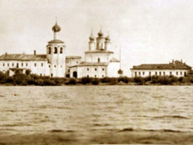В 30-е годы большевиками монастырь был разрушен. Долгие годы Успенская церковь одиноко и печально стояла посреди острова. Спасо-Каменный монастырь, важно знать, история