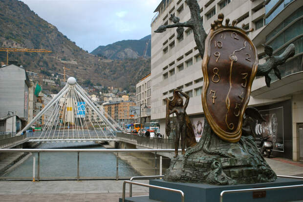 Памятник картине "Мягкие часы"
