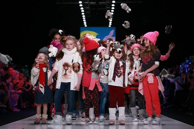 Модели демонстрируют одежду на Фестивале детской моды, представленную компанией «Детский мир».