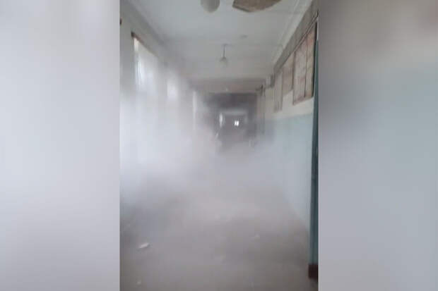 В Каспийске в школе обрушился потолок