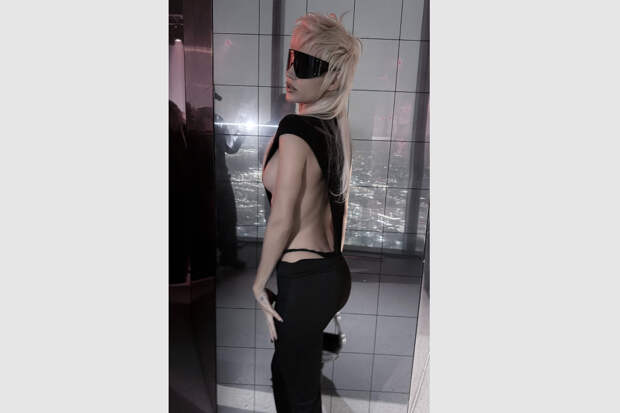 Сменившая имидж Глюкоза появилась на публике с торчащими из-под штанов трусами