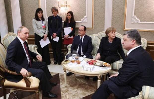 Президент России Владимир Путин, президент Франции Франсуа Олланд, канцлер Германии Ангела Меркель и президент Украины Петр Порошенко (слева направо) перед началом переговоров в "нормандском формате" по урегулированию кризиса на юго-востоке Украины