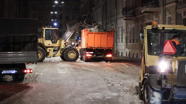 Петербург за неделю очистили от рекордных 315 тысяч кубометров снега