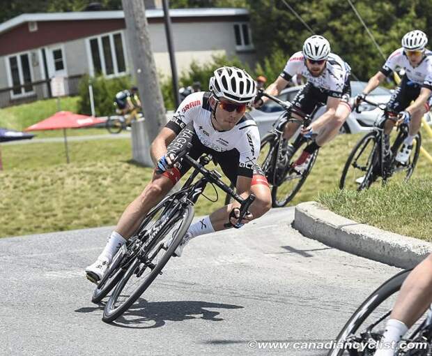 Axeon Hagens Berman at the front of the peloton (фото: Robert Jones)