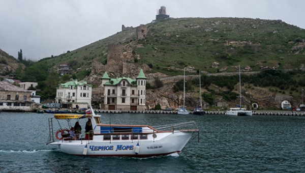 Вид на Генуэзскую крепость с моря в Судаке. Архивное фото