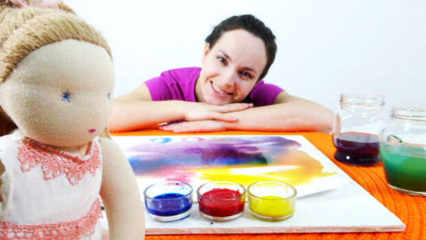 Видео с куклой. Таня и Доминика рисуют красками на мокрой бумаге. Игры для детей.