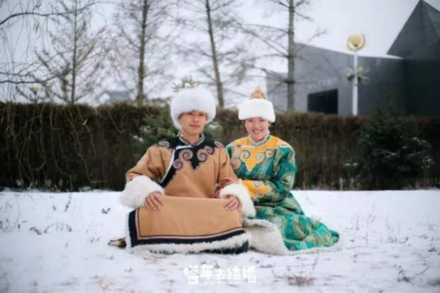 Пара фотографируется в костюмах этнических меньшинств для свадебного альбома