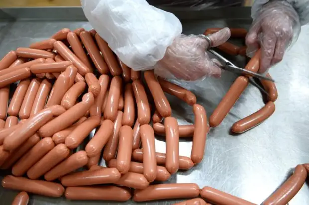 В Роскачестве сообщили о результатах проверки молочных сосисок