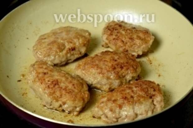 Обжариваем котлеты на сковороде с двух сторон на умеренном огне до румяной корочки.