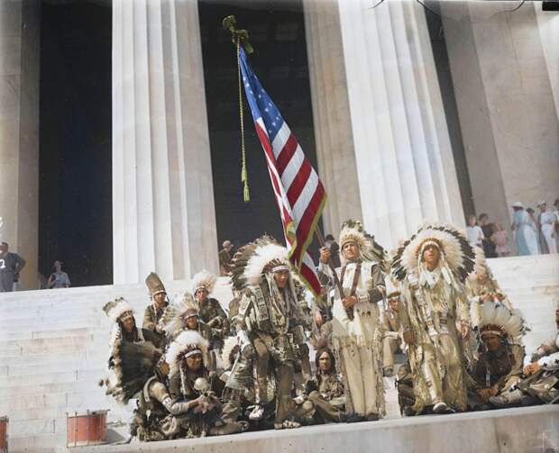 На снимке индейцы запечатлены у Мемориала Линкольна в 1936 году, через 12 лет после получения американского гражданства америка, индейцы, история, колоризация, колоризированные фото, коренные жители, сша, фото