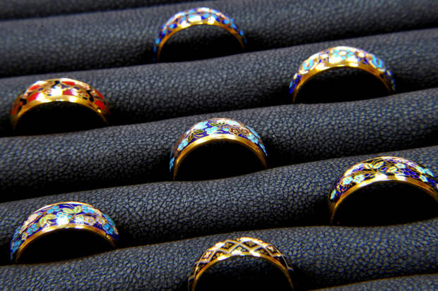 Учредитель ювелирного дома Кабаровская назвала трендом украшения с эмалью