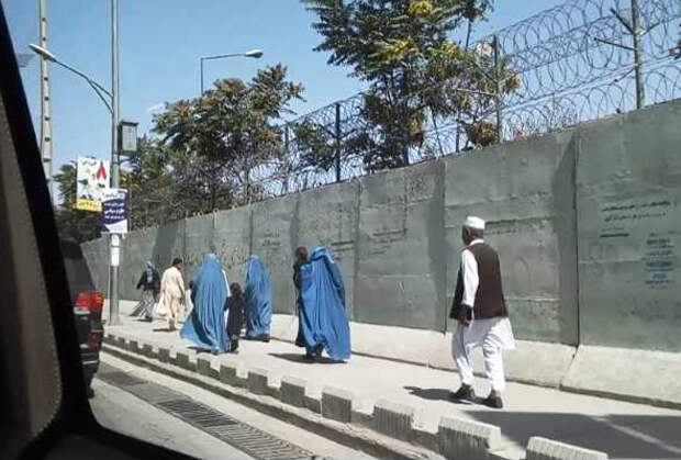 Высокие бетонные заборы, колючая проволока и женщины в голубых бурках — три главных признака того, что вы в Кабуле