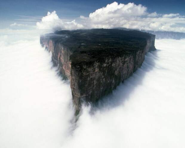 17. Гора Рорайма, расположенная на стыке Бразилли, венесуэллы и Гайаны. природа, удивительные фотографии, фото