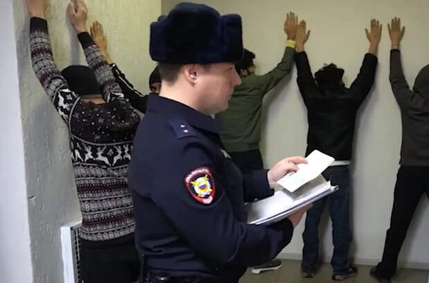 Банда из Челябинска сделала гражданами России больше 160 мигрантов