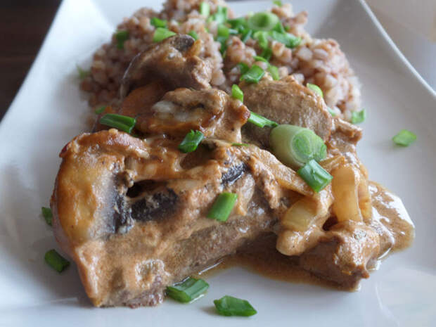 Рецепт на выходные: Печень свиная с грибами в сметано-томатном соусе
