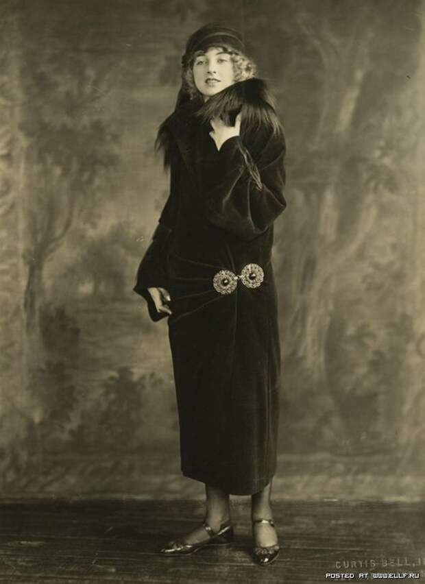 Фото 20х. Мода 20-х годов 20 века женщины. Пальто 20е годы 20 века. Мода 1920-х годов женщины в России. Мода 20х годов 20 века.