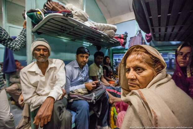 Общий вагон индийского поезда индия, поезд