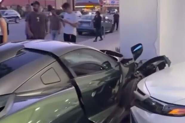 В США водитель разбил об стену McLaren, показывая на камеру полицейский разворот