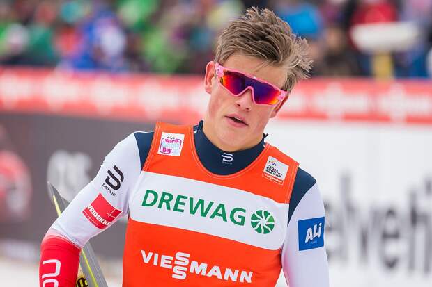 Норвежский лыжник Клебо сошел с гонки после падения на этапе Кубка мира