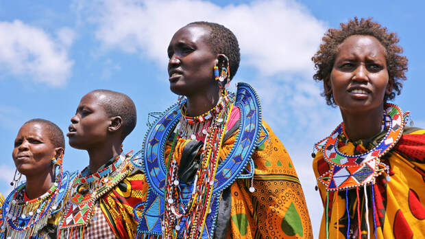 Традиционной одеждой масаев, как мужчин, так и женщин, является хлопковая простынь (шука), которая обматывается вокруг тела. (roger smith)