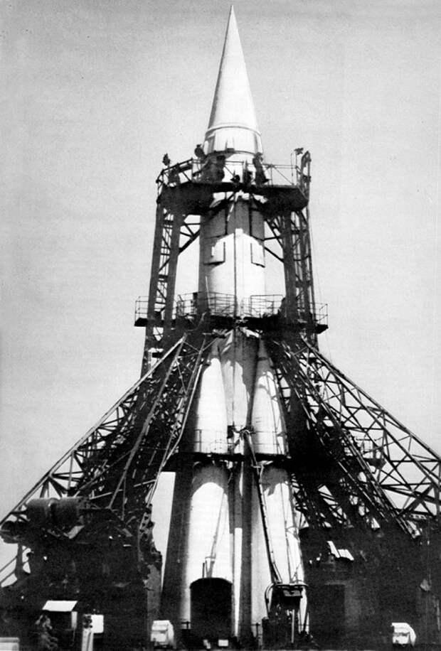 Ракета Р-7 / 8К71 на стартовом столе на полигоне Байконур, 1957 г. (http://www.energia.ru,).
