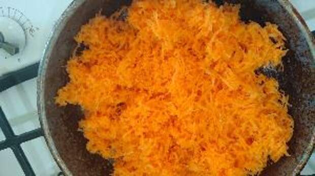 Выложить измельченную морковь на сковороду, добавить растительное масло и воду