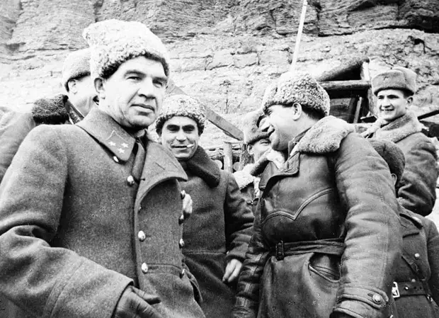 Герой Сталинградской битвы – будущий Маршал и дважды Герой Советского Союза Василий Иванович Чуйков. Герой Сталинградской битвы – будущий Маршал и дважды Герой Советского Союза Василий Иванович Чуйков.