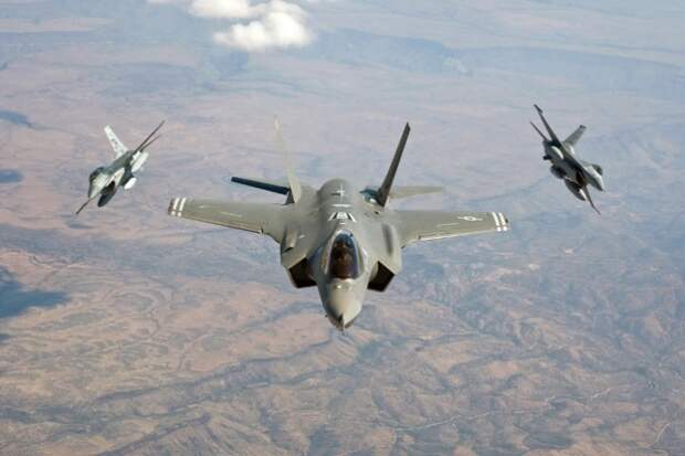 Гордость ВВС США в тренировочном бою уступил 40-летнему F-16 Гордость ВВС США в тренировочном бою уступил 40-летнему F-16