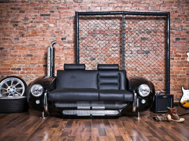 Стильный кожаный диван, оформленный под автомобиль.