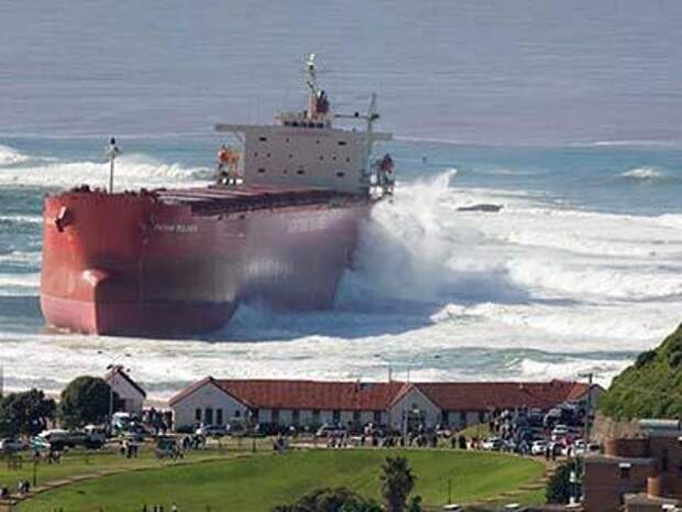 В 2007 году судно Pasha Bulker село на мель на пляже Ньюкасла, Австралия, и в один миг стало местом паломничества огромного количества туристов.