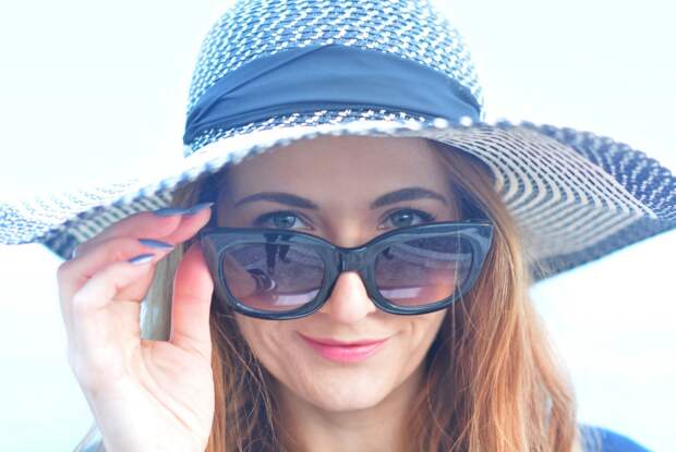 Nautical style: Navy blue and white floppy hat, cat eye sunglasses