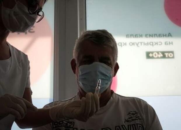 A healthcare worker shows to a man a dose of Sputnik V (Gam-COVID-Vac) vaccine against the coronavirus disease (COVID-19) in Moscow, Russia July 15, 2021. REUTERS/Tatyana Makeyeva