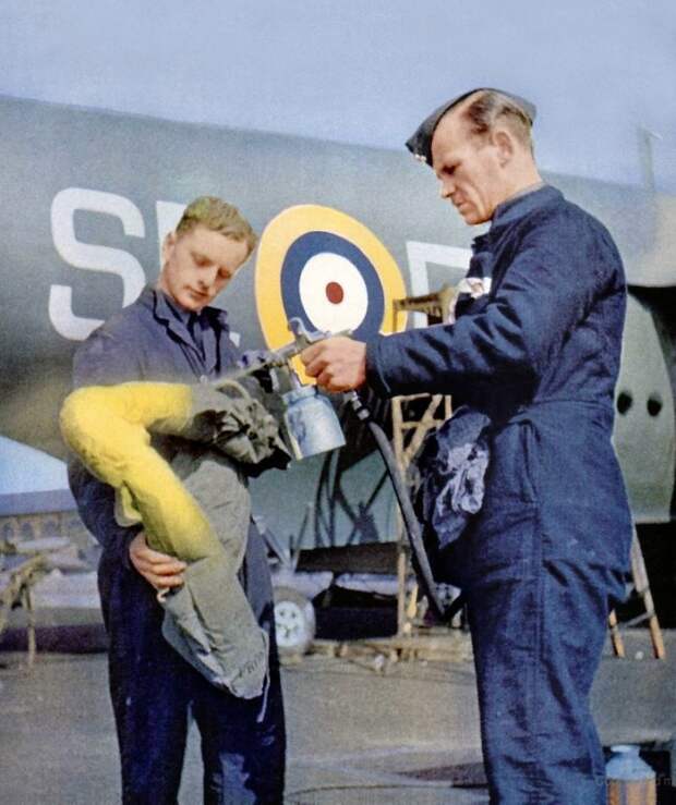 Британские техники окрашивают индивидуальную спасательную экипировку пилота в жёлтый цвет Великая отечественая война, архивные фотографии, вторая мировая война