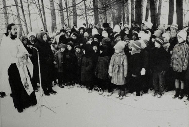 Панихида по погибшим в Эльбарусово,1991 год