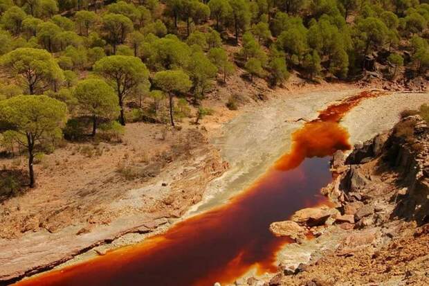 Кислая красная река Рио-Тинто