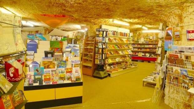 В городе также имеется книжный магазин для местных и приезжих любителей книг. история, прикол