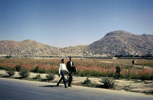 Молодые афганцы на фоне впечатляющих пейзажей афганистан, жизнь, кабул, мир, прошлое, фотография, фотомир