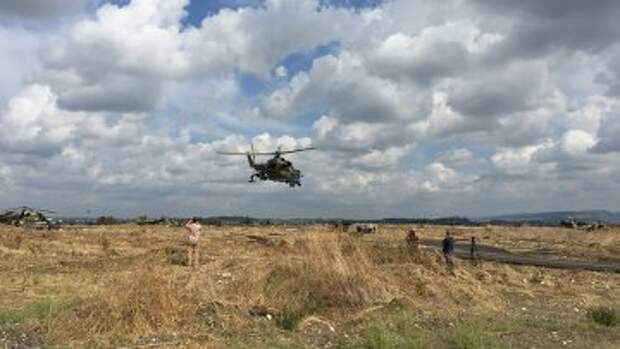 Российские ударные вертолеты МИ-24 вылетают на боевое задание с аэродрома Хмеймим