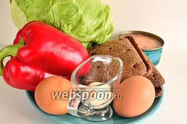 Приготовим продукты по списку. Айсберга нужно 5-6 листов, яйца нужно отварить, можно сделать это заранее вечером.