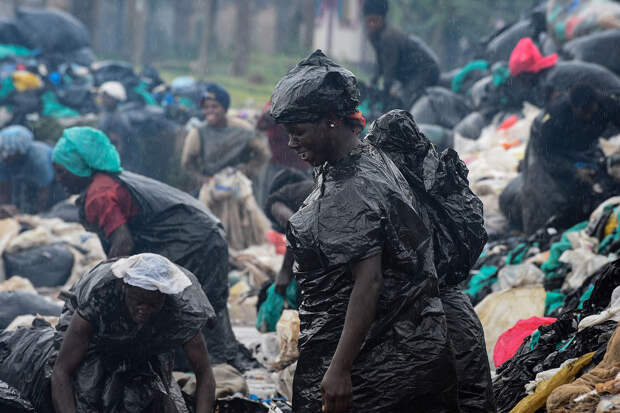 Женщины в пластиковой одежде собирают пластиковые отходы на переработку пластика в Уганде