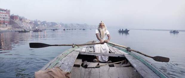 монах аскет в лодке