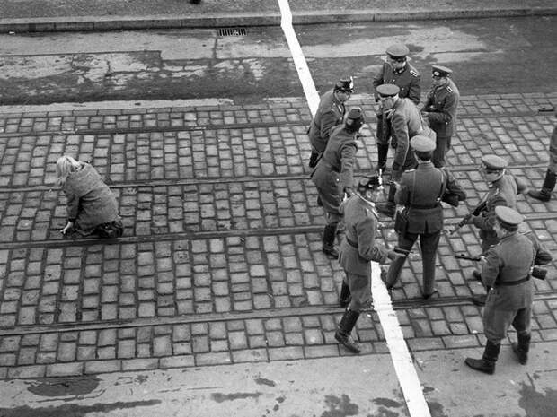 Behind-The-Historical-Photos27